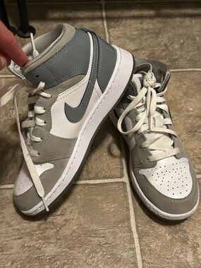 Air Jordan 1 Mid SE GS Patent White Cool Grey Medium Grey Youth Size 4